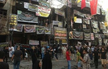 العراقيون يتحدون حداداً على ضحايا الكرادة