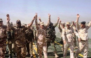 أهالي الموصل يشتبكون مع عناصر داعش مع اقتراب الجيش العراقي