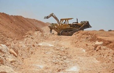خنادق الفلوجة تحصن المدينة ضد داعش