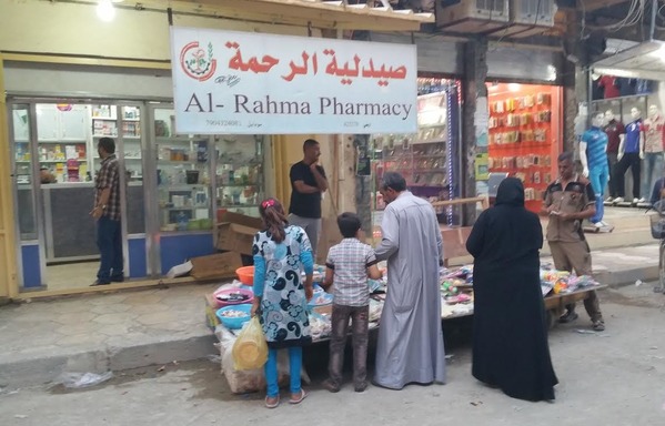 در پی بیرون رانده شدن «دولت اسلامی عراق و شام» (داعش) از رمادی، ساکنین این شهر آزادانه خرید می کنند. [سیف احمد/ دیارنا]