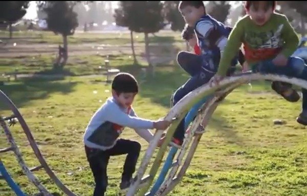 عکس از روی تصویر ویدئوی داعش گرفته شده است که سعی می کند شرایط داخل موصل را عادی جلوه دهد.