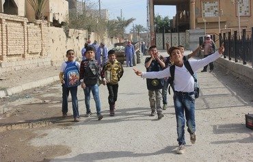 ساکنان فلوجه بعد از بازگشت به شهر بقایای زندگی به جای مانده خود را جمع آوری می کنند