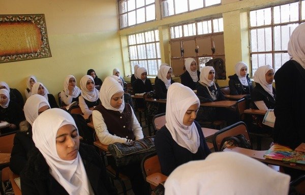 طالبات عراقيات في متوسطة الفلوجة للبنات يتابعن صف التاريخ. لم يتمكن الطلاب لا سيما الطالبات الاناث في الفلوجة من متابعة دراستهن خلال سيطرة داعش على المدينة. [سيف أحمد/ديارنا]