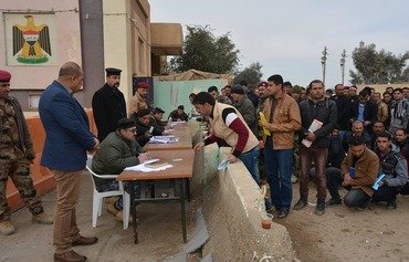 الأنبار تعيد عناصر الشرطة السابقين إلى الخدمة
