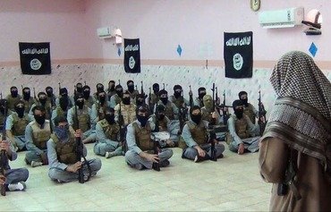 تقدم القوات العراقية يجبر عناصر داعش على ارتداء اللثام في الموصل