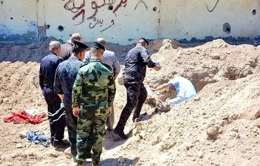 فرق الطب الشرعي تحقق في المقابر الجماعية بالرطبة
