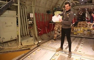 متطوعون يلقون رسائل دعم غرب الموصل