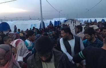 ساکنان غرب موصل با وجود خطرهای بسیار از شهر فرار می کنند