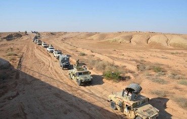 نیروهای عراقی عناصر داعش را در بیابان انبار تعقیب می کنند