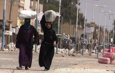 سكان الطبقة يزيلون كل آثار داعش