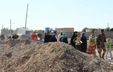 موجات النزوح تتواصل مع فرار أهالي الرقة من داعش