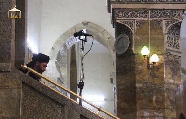 زعيم تنظيم داعش أبو بكر البغدادي وهو ينزل من المنبر في جامع النوري بالموصل بعد إعلان إقامة 'خلافة' في هذه اللقطة المأخوذة من الشاشة من شريط فيديو يعود تاريخه لحزيران/يونيو 2014.