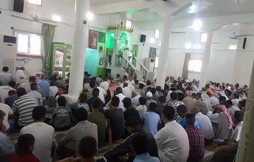 لاجئون سوريون في تركيا يعبرون الحدود للاحتفال بعيد الفطر
