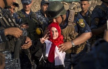 همزمان با نبرد نیروهای عراقی با گروه های کوچک داعش در موصل، پرچم عراق بر فراز رودخانه دجله به اهتزاز درآمده است