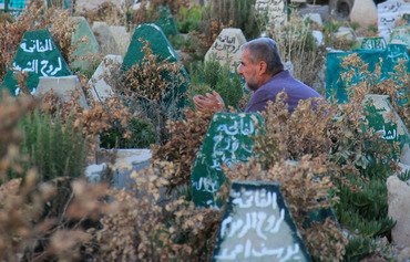 سوريون في بلدة تعرضت لهجوم بغاز السارين يحيون مرور ذكرى 100 يوم على الهجوم