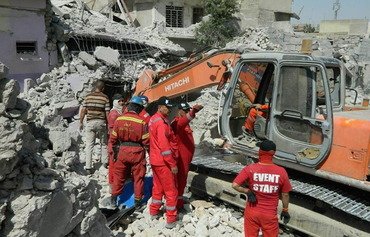 فرق الإنقاذ تواصل العثور على أحياء تحت أنقاض غربي الموصل