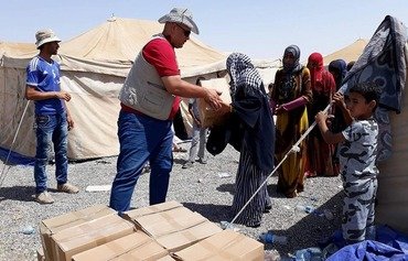 القوات العراقية تحقّق مع عائلات عناصر داعش في مخيم قرب الموصل