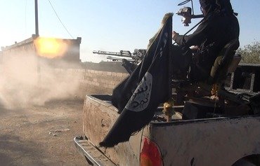 داعش تأمر رجال دير الزور بالالتحاق معها للخدمة