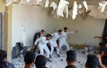 عرض مسرحي وسط أنقاض الموصل يبشر بانتعاش الساحة الفنية في المدينة