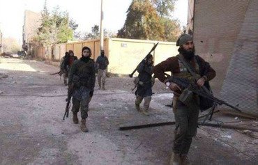 مسلحون يهاجمون حاجز تفتيش لداعش في دير الزور