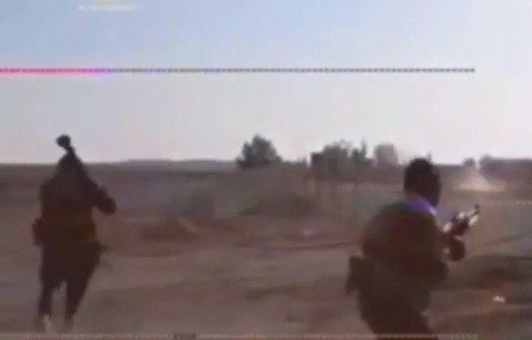صورة من تقرير نشر على محطة الميادين الفضائية يظهر عناصر الحرس الثوري الإيراني يشاركون في عمليات عسكرية في سوريا.