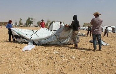 أهالي دير الزور ينزحون إلى مخيم عين عيسى