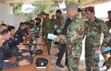 العراق يعيد رجال الشرطة المفصولين إلى الخدمة