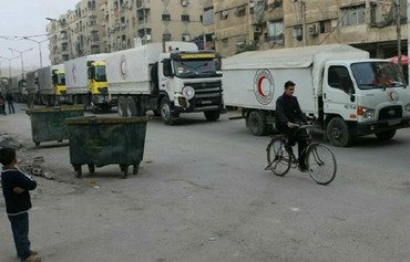 وصول المساعدات إلى دوما مع مطالبة الناشطين بفك الحصار