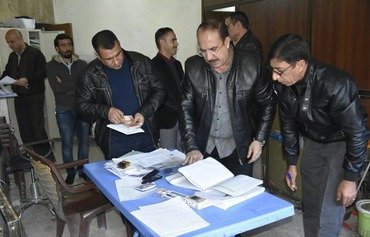 العراق يجري تدقيقًا أمنيًا لموظفي الحكومة بالمناطق المحررة