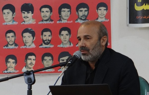 محمدرضا فلاح زاده فرمانده سپاه پاسداران انقلاب اسلامی ایران که به ابوباقر مشهور است به مبارزان افغان درگیر در جنگ سوریه گواهی می دهد.