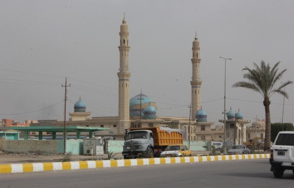 مسجد الخلفاء الراشدين في منطقة المعلمين الثانية وسط الفلوجة الذي تم تأهيله وبات اليوم يستقبل المصلين. [سيف أحمد/ديارنا]