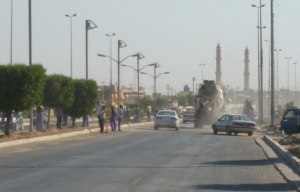 مواصلة أعمال إعادة الإعمار والتأهيل في حي الدفاع المدني وسط الفلوجة لإزالة الفوضى التي سببها قتال تنظيم 'الدولة الإسلامية' وطرده من محافظة الأنبار. [سيف أحمد/ديارنا]
