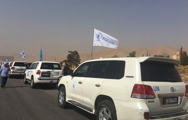 خودروهای حامل کارکنان سازمان ملل و برنامه جهانی غذا، کاروان حاوی 46 دستگاه کامیون حامل کمکهای پزشکی و غذایی را در حالی که عازم غوطه شرقی در روز دوشنبه (5 مارس) هستند، همراهی می کنند.