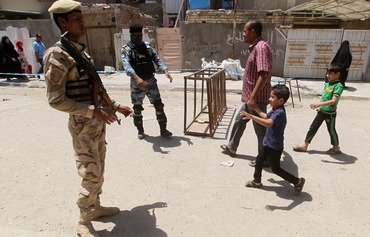 العراق يسجل النازحين على لوائح الناخبين قبيل الانتخابات
