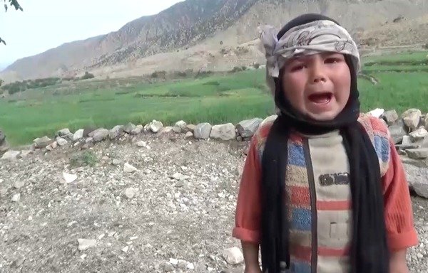 دریک عکس ضبط شده از فیلم منتشر شده بوسیله داعش درروز 4 مارسی یک بچه پریشان افغان نشان داده شده است. داعش تلاش دارد تا نیروهای ائتلاف بابت کشتن غیرنظامیان در جنگ افغانستان نکوهش کند اما یک سلسله حمله های خونبار تروریستهای داعش علیه افغانی ها خلاف آن را می گوید.