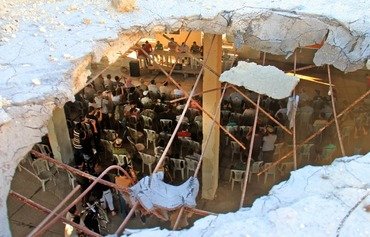 بازمانده های قربانیان حمله گاز سارین بعد از گذشت یک سال هنوز برای عزیزان خود عزاداری می کنند