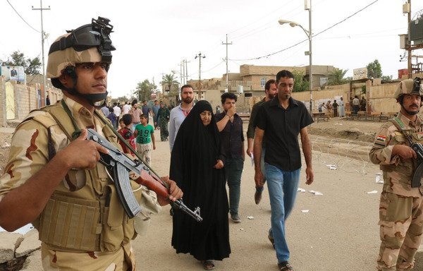 سكان حي الجولان بالفلوجة يتوجهون لمراكز الاقتراع يوم السبت، 12 أيار/مايو، في ظل إجراءات أمنية مشددة. [سيف أحمد/ديارنا]