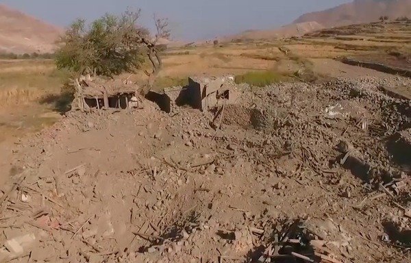 لقطة من شريط فيديو دعائي بثته داعش في 4 آذار/مارس، 2018 تظهر فيها آثار غارة جوية للتحالف استهدفت وكراً لداعش.