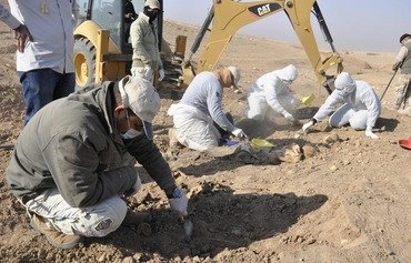 اكتشاف مقبرة جماعية واحدة على الأقل في القائم