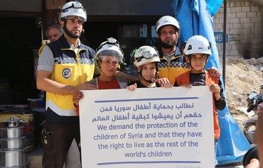الخوذ البيضاء يتظاهرون ضد هجمات النظام وروسيا