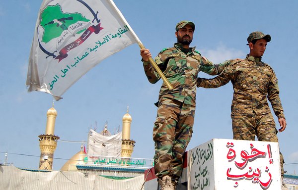 عوامل عصائب اهل الحق درحال دفن اعضای شبه نظامیان تحت حمایت ایران هستند که در سوریه کشته شدند.[حسن العبیدی/دیارنا]