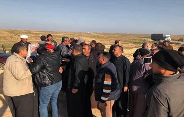 داعش تستهدف العراقيون خلال جمعهم الكماء في الصحراء