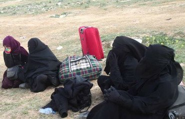 مئات المدنيين يغادرون آخر معقل لداعش
