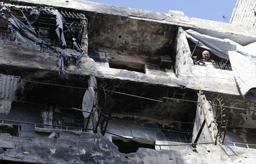الأهالي يبحثون عن مأوى في حلب المهدمة