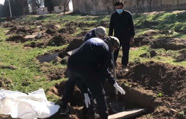 بدء عملية استخراج الجثث من أكبر مقبرة جماعية لداعش في الرقة