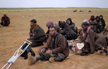 مقاتلو داعش يبدأون بالاستسلام فيما تلوح في الأفق هزيمتهم في سوريا