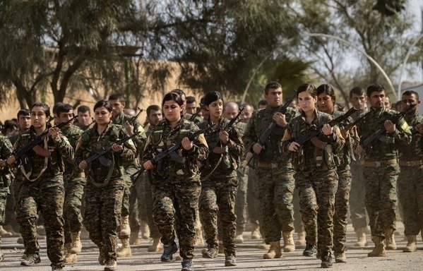 مقاتلو قوات سوريا الديموقراطية يشاركون في عرض احتفالي أقيم في 23 آذار/مارس بالقرب من حقل عمر النفطي في محافظة دير الزور شرقي سوريا، إثر إعلانهم القضاء بالكامل على آخر معاقل داعش في الباغوز. [دليل سليمان/وكالة الصحافة الفرنسية]