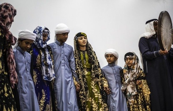 یک گروه موسیقی سنتی و رقص در نخستین مرکز فرهنگی و هنری گشوده شده در الرقه از زمان بیرون رانده شدن داعش از این شهرسوریه برنامه اجرا می کند. داعش موسیقی و هنر را در خلال دوره حکمرانی اش در الرقه ممنوع کرده بود. [دلیل سلیمان/خبرگزاری فرانسه]