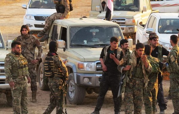 عناصر من ميليشيا اللواء 30 يظهرون في هذه الصورة التي التقطت في 7 تموز/يوليو ونشرت على الموقع الإلكتروني للميليشيا. وقد اتهمت وزارة الخزانة الأمريكية زعيمها وعد قدو بانتهاك حقوق الإنسان.