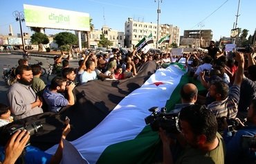 أهالي خان شيخون يحتجون على وصول قوات النظام